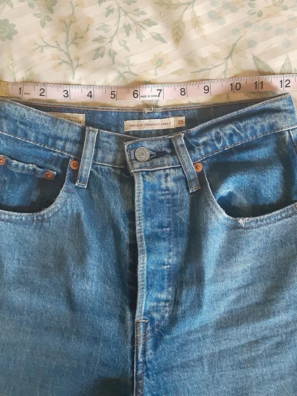 Levi’s Ribcage Jeans - Picture 3 of 7